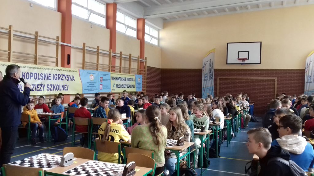 Zdjecie przedstawia uczestników finału wojewódzkiego w warcabach klasycznych