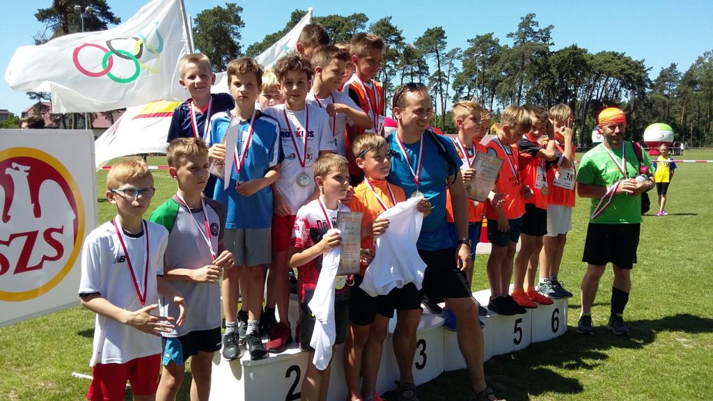 Zdjęcie przedstawia zwycięzców poprzedniej edycji drużynowych biegów przełajowych w Żerkowie