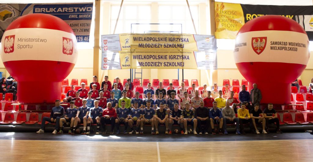 Zdjęcie przedstawia uczestników Finału wojewódzkiego XXIII Licealiady w piłce ręcznej chłopców