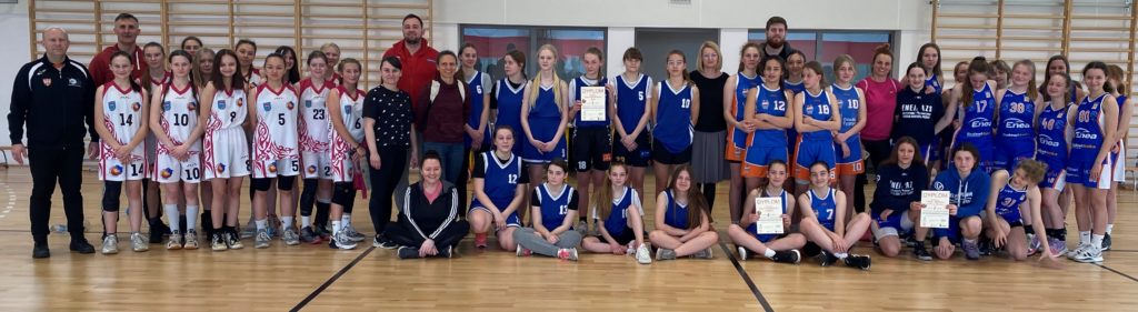 Zdjęcie przedstawia drużyny koszykarskie uczestniczące w półfinale IMS pozujące do pamiątkowego zdjęcia